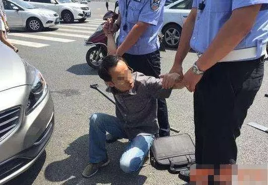 新車被同事借走三天,回來後感覺不對勁,打開後備箱一看果斷報警