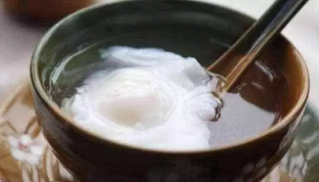 荷包蛋一煮就散?20年廚娘:多加一味,不散不粘鍋!