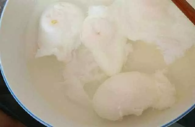 荷包蛋一煮就散?20年廚娘:多加一味,不散不粘鍋!
