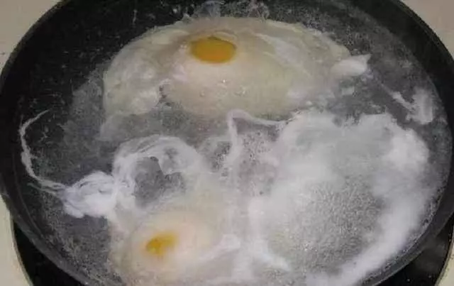 荷包蛋一煮就散?20年廚娘:多加一味,不散不粘鍋!