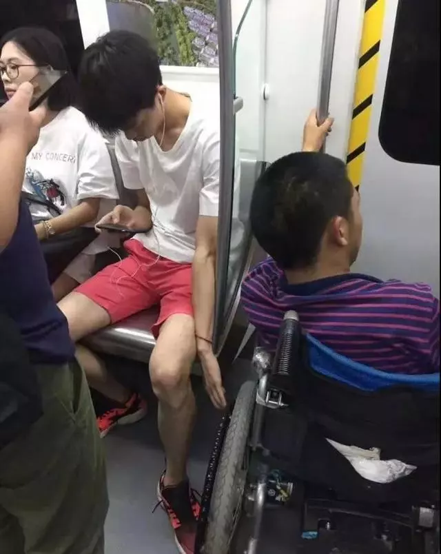 18張溫馨又正能量爆棚的照片及其背後的故事,告訴你這個世界依舊是一個充滿愛的世界!