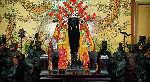 嗆神明!她感情不順「指著城隍廟」:有種就找我! 七爺半夜找上門「男友直接提分手」