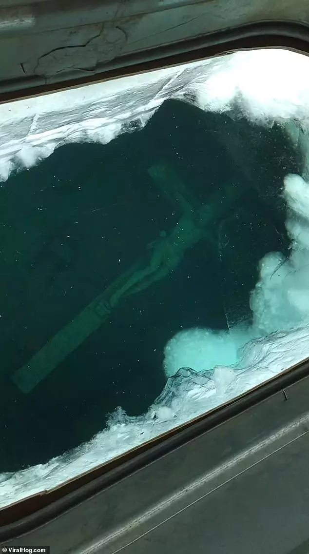 不惜在雪中苦等!上千人排隊搶看「水底深處的耶穌」 「沉沒60年原因」曝光震撼全國:祂在幫忙受苦