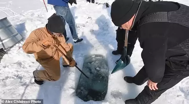 不惜在雪中苦等!上千人排隊搶看「水底深處的耶穌」 「沉沒60年原因」曝光震撼全國:祂在幫忙受苦