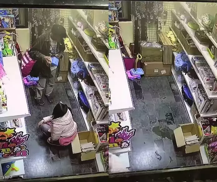 扯!女進店蹲下留一灘水 店員看監視器崩潰:放尿PLAY?