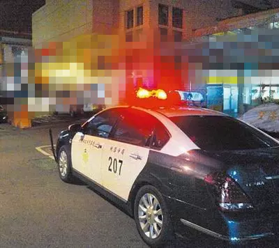 52歲阿婆撿回棄嬰養她長大,十八年後女孩高考,家裡來了一排警車