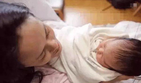 生完孩子老公說分房,晚上喂孩子我順便幫老公蓋被子,第二天離婚