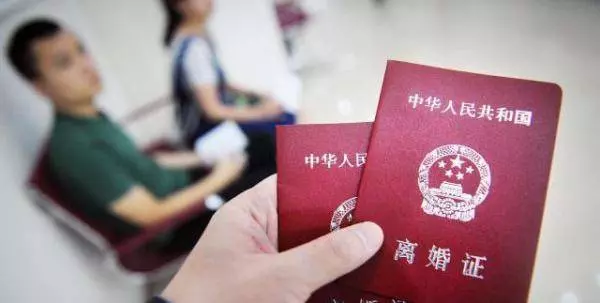 生完孩子老公說分房,晚上喂孩子我順便幫老公蓋被子,第二天離婚