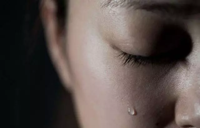 老婆去世五年,女兒帶同學來家裡玩,同學指著老婆照片喊媽媽!