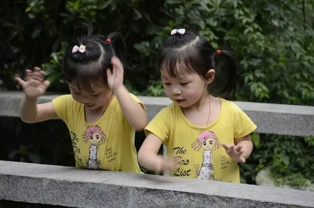 老婆去世五年,女兒帶同學來家裡玩,同學指著老婆照片喊媽媽!