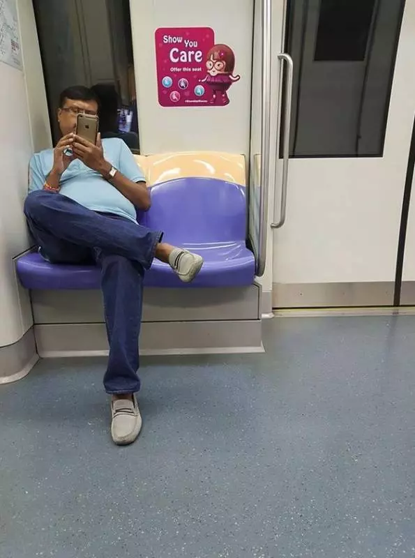 噁心男[偷.拍]美女「蠢」到家...被車窗出賣還在看...最後還放大到...笑死人！