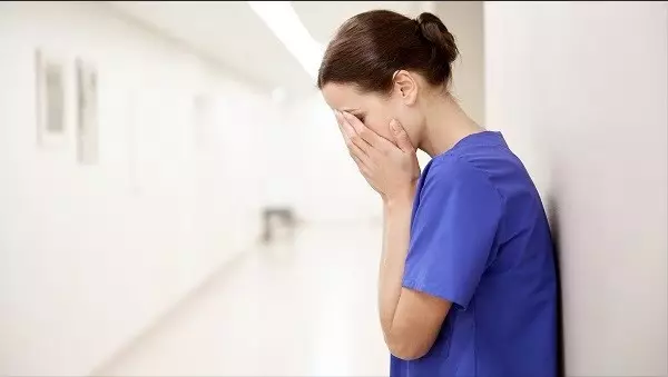 護工女友為老人換尿布 男友牽手很嫌棄「覺得髒」 網友炮轟:你不配!