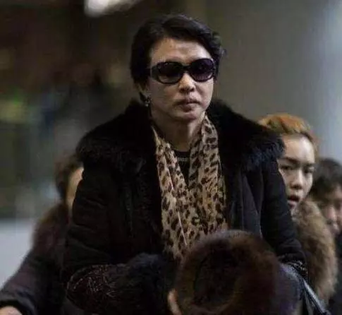 為保命放棄形象,不再服用激素藥物,金星51歲快要變成老爺爺!