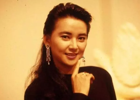 因《霸王花》紅了半輩子,如今61歲的她,明星影后的氣質不減當年