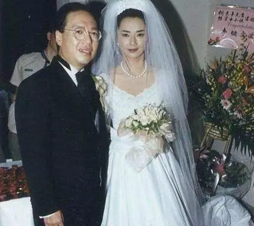 因《霸王花》紅了半輩子,如今61歲的她,明星影后的氣質不減當年