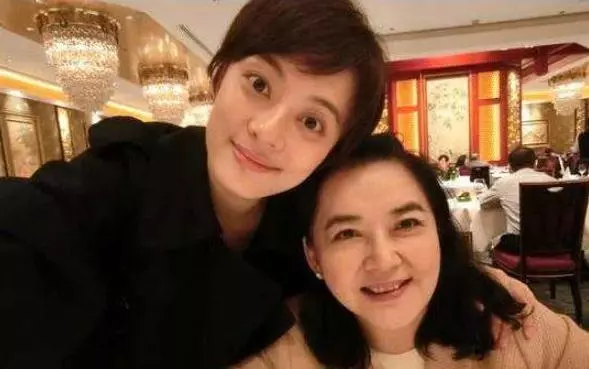 因《霸王花》紅了半輩子,如今61歲的她,明星影后的氣質不減當年