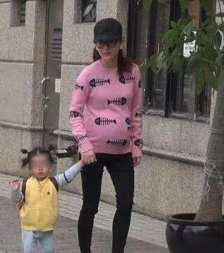 趙麗穎產後首露面,身材豐腴氣色紅潤,網友:一看就是順產