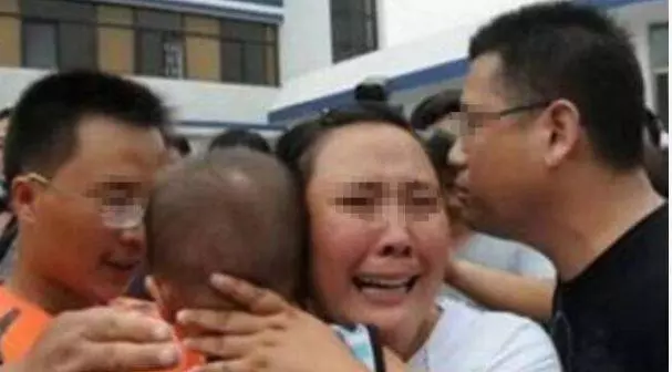 4歲女童突然喊少女叫媽媽,少女馬上答應,事後家人跪謝救命之恩