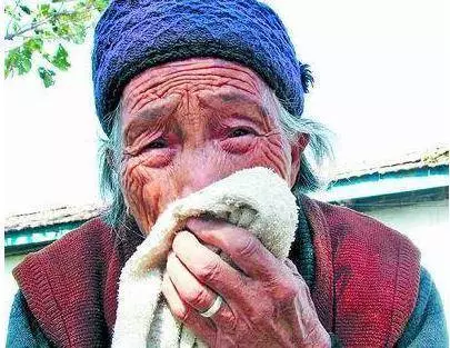媽媽是乞丐,女兒不讓媽媽來婚禮,媽媽穿金戴銀的來了,女兒蒙了