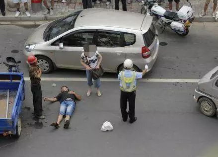 爸爸車禍得50萬賠償款,奶奶和大伯都來搶,醫生指指褲兜都蒙了