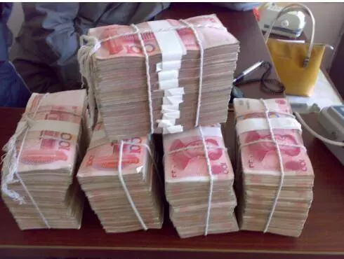 爸爸車禍得50萬賠償款,奶奶和大伯都來搶,醫生指指褲兜都蒙了