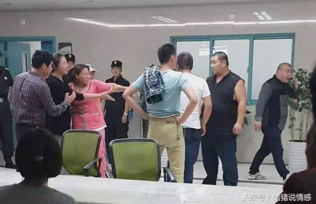 爸爸車禍得50萬賠償款,奶奶和大伯都來搶,醫生指指褲兜都蒙了
