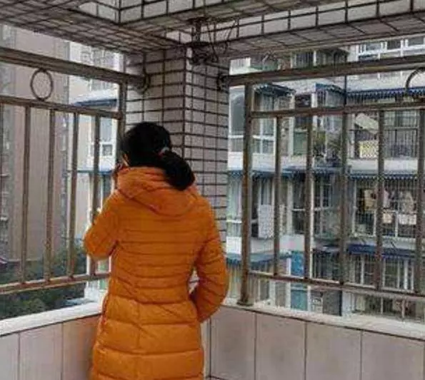 爸爸車禍得50萬賠償款,奶奶和大伯都來搶,醫生指指褲兜都蒙了