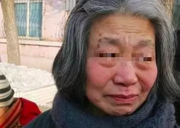 母親進奢侈店接了杯水,店長讓她賠8萬,女兒一來,店長懵了