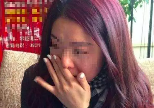 母親進奢侈店接了杯水,店長讓她賠8萬,女兒一來,店長懵了