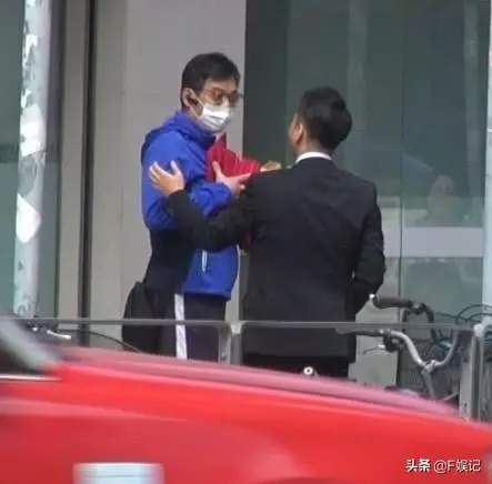 黃日華減產照顧老婆負責買米,意外發現大俠也有小肚腩了!