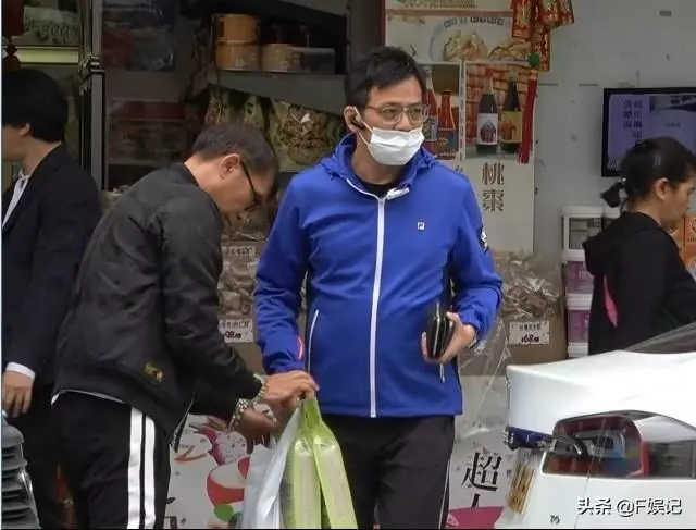 黃日華減產照顧老婆負責買米,意外發現大俠也有小肚腩了!