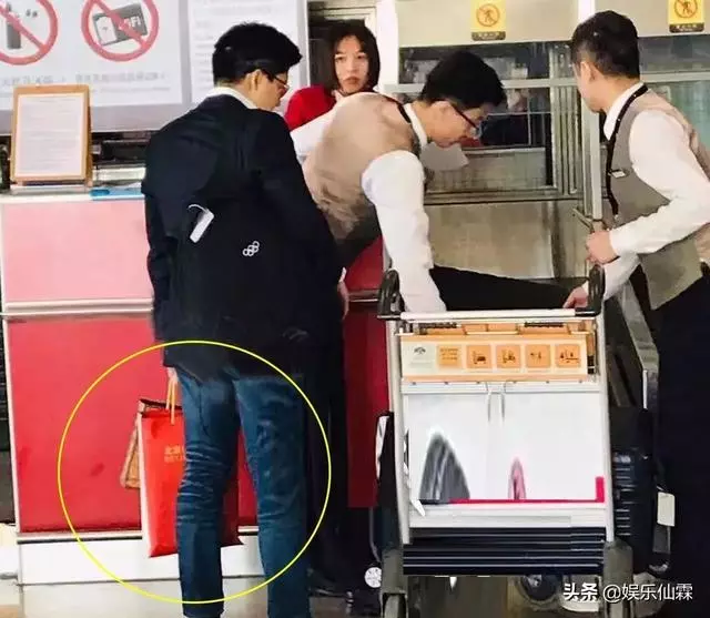 一個身價過億的富二代?霍啟剛返港太接地氣,自己背包沒助理,回家不忘給郭晶晶帶特產!