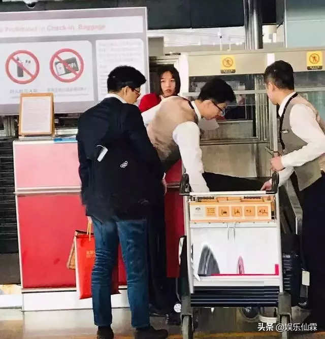 一個身價過億的富二代?霍啟剛返港太接地氣,自己背包沒助理,回家不忘給郭晶晶帶特產!
