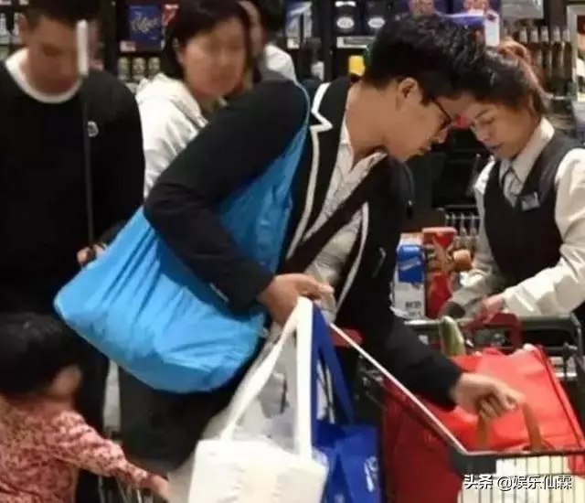 一個身價過億的富二代?霍啟剛返港太接地氣,自己背包沒助理,回家不忘給郭晶晶帶特產!