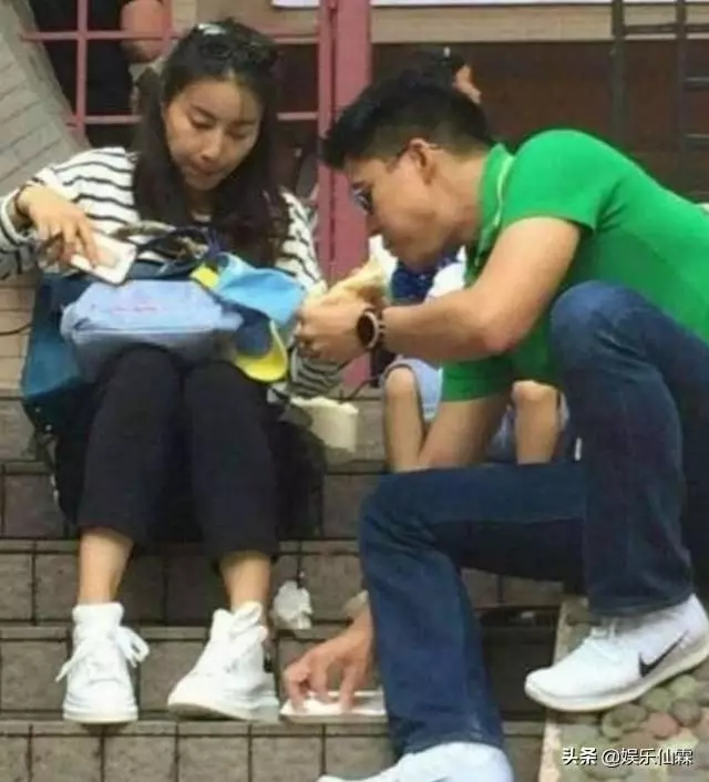 一個身價過億的富二代?霍啟剛返港太接地氣,自己背包沒助理,回家不忘給郭晶晶帶特產!