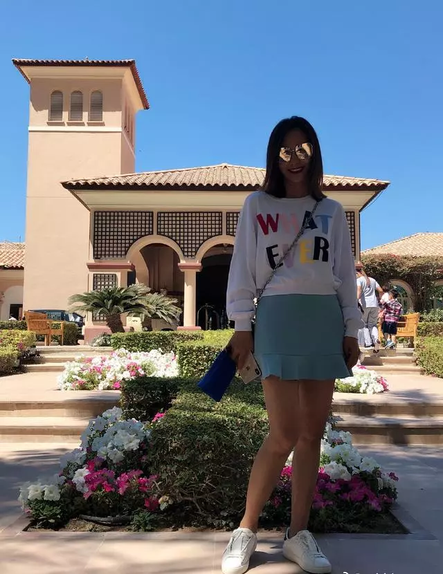 吳奇隆前妻全家出遊,高顏值繼女搶鏡,混血兒女萌翻天!
