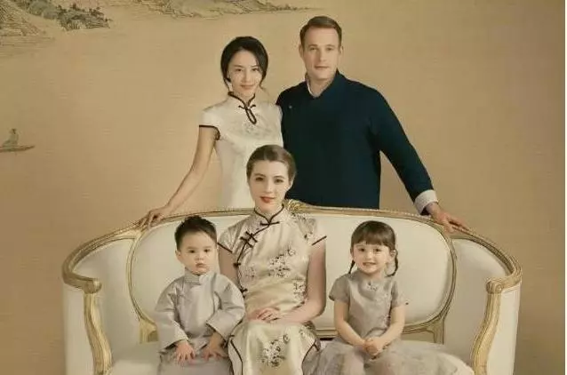 吳奇隆前妻全家出遊,高顏值繼女搶鏡,混血兒女萌翻天!