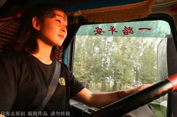 正妹在自己開的卡車後面貼上「徵婚啟事」:我養你,只要你給我愛情!
