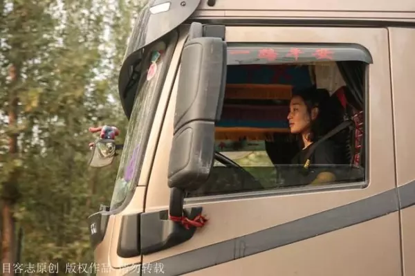 正妹在自己開的卡車後面貼上「徵婚啟事」:我養你,只要你給我愛情!