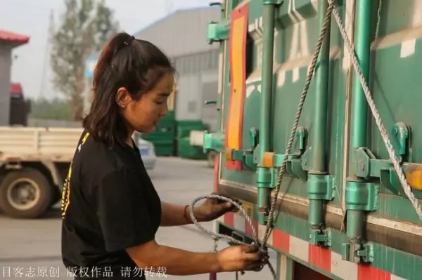 正妹在自己開的卡車後面貼上「徵婚啟事」:我養你,只要你給我愛情!