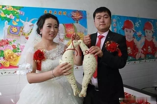 生日當天小姑子送我口紅,我偷偷扔進垃圾桶,老公誇我聰明