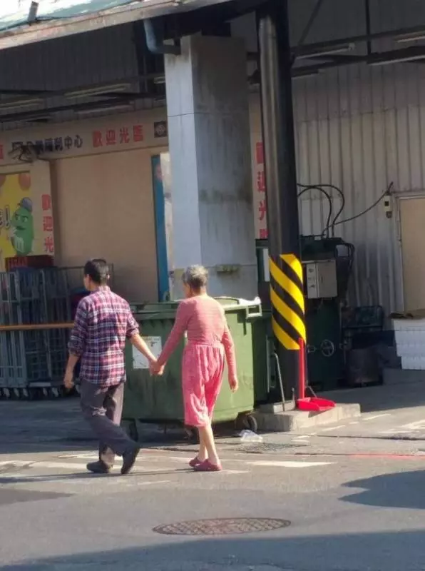 南投孝子天天牽88歲母散步! 媽媽失智他溫柔提醒「我是你兒子」 多年甘之如飴「一天最幸福時光」