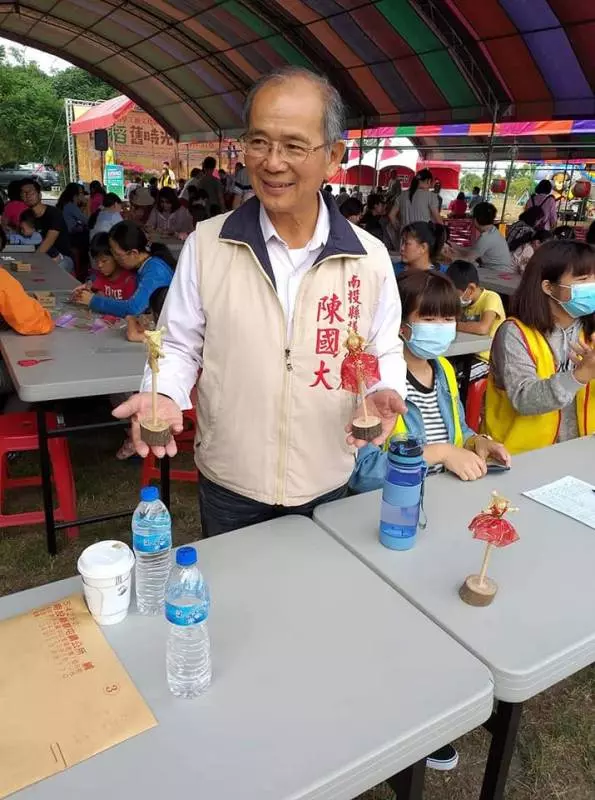 南投孝子天天牽88歲母散步! 媽媽失智他溫柔提醒「我是你兒子」 多年甘之如飴「一天最幸福時光」