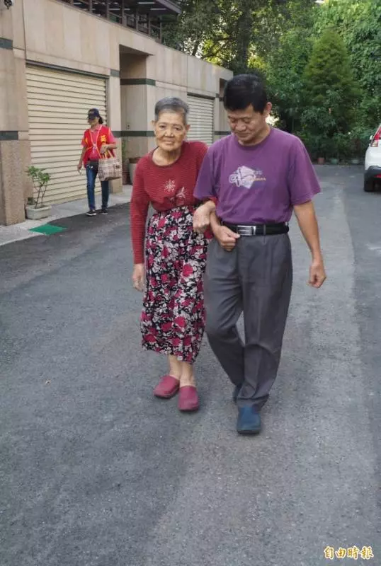 南投孝子天天牽88歲母散步! 媽媽失智他溫柔提醒「我是你兒子」 多年甘之如飴「一天最幸福時光」