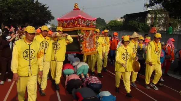 弟腦積水命危,他淚求白沙屯媽祖!事後竟感應「被溫柔摸頭」:會沒事的!