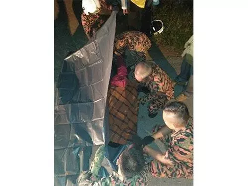 小心蟒蛇!今日凌晨4時...一35歲巫裔男子被蟒蛇纏死!