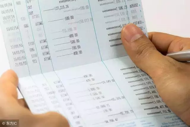 母親臥床不起,我回娘家照顧她,無意翻到一個皮包,我直接哭著回婆家
