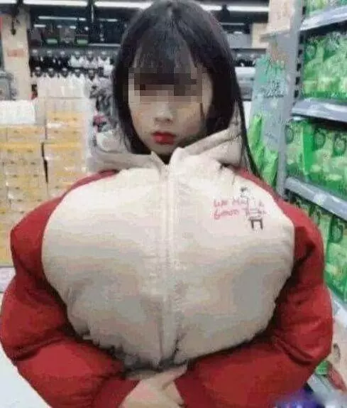 【我脫下讓你檢查!】「巨~乳」少女逛超市被當小偷,打開拉鏈『2粒大波波』蹦出來!