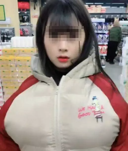 【我脫下讓你檢查!】「巨~乳」少女逛超市被當小偷,打開拉鏈『2粒大波波』蹦出來!