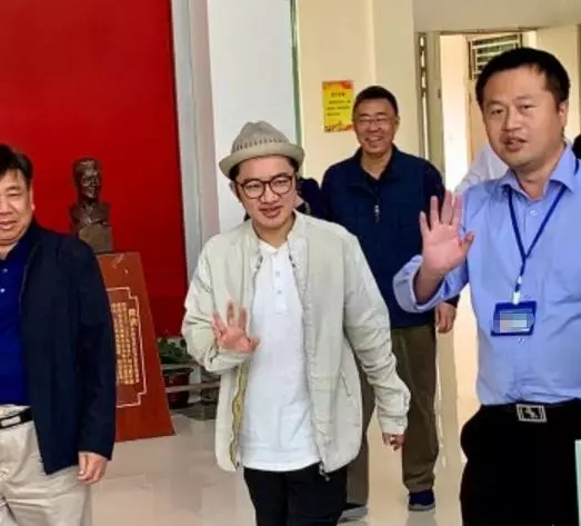 李亞男產後三個月首曬寫真,身材恢復超好辣媽韻味爆棚!